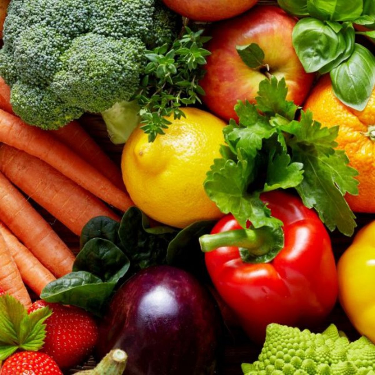 Verschiedenes Obst und Gemüse: Möhren, Zitrone, Paprika, Aubergine, Orangen, Erdbeeren.